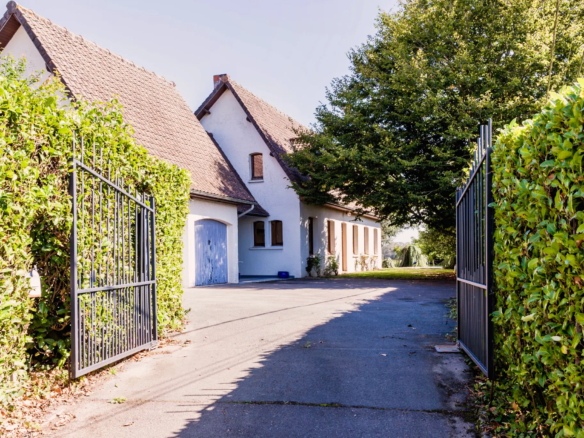 Maison familiale à vendre à Montenescourt, proche d’Arras, avec portail et jardin arboré